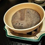 北新地 湯木 - 焼けた石で肉を焼きます。