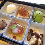 京料理 木乃婦 - 水物　（グレープフルーツのシャーベット／コーヒームース／
            抹茶のアイスクリーム／栗蒸し羊羹／
            ぶどうのゼリー寄せ／わらび餅）