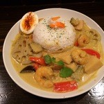 64 CURRY - タイ風野菜とエビのイエローカレー（週替り）