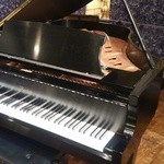 Kurashikku Saron Amadeusu - コンサート・ライブで使用するボストンのピアノです