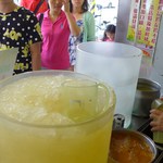 30年老店 檸檬愛玉 - 仕組みが良く判らないけれど、円筒形ブラ容器の上部はどうやら氷結しているようです。