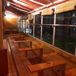 カシュカシュカフェ - 昼間であれば、山王の丘に広がる住宅地が見渡せるだろう