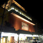 カシュカシュカフェ - 4階建、地元密着型のデパート