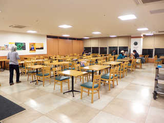 daishinfamiri-resutoran - 席数は非常に多く、ざっと100席以上はありそう。会議室的な雰囲気も