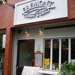 FREMONT CURRY&DELI - こじんまりとした綺麗な店舗です　正面にチケット制P多数あり