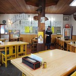 테우치 소바 혼진 - 店内の様子です。入店して左側の窓に沿って、小上がりがあります。