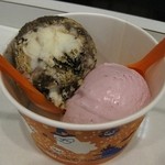 サーティワンアイスクリーム - 2015.10　バーガンディチェリー（下）とゴーストワールド（上）