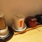 讃岐うどん あ季 - ゴマ・ラー油・ゆず粉・黒七味