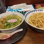 龍上海 - ラー博は俺の社員食堂。  つけ麺・味噌 秋Ver！  なるとがキュート♡  青海苔がブチまけられているのもイイね！  充実の麺300g、大満足！  そしてHRKRS