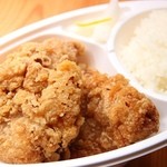 孤高のからあげ - 唐揚げ弁当には、大ぶり唐揚げ３つと選りすぐり漬物が！
