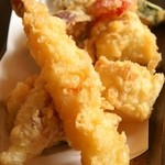 魚介料理 海 - 盛りだくさんの天ぷら盛り合わせ！