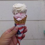 Brooklyn Ice Cream Factory - ソフトクリーム(2 SCOOP)です。バニラとストロベリーの組合せです。(2015年10月)
