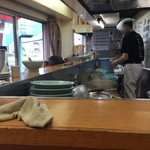 なかむら屋 - カウンターのみの店内は男性率100%