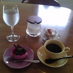 パティスリールイブラン - [料理] ケーキ『カシスムース』￥400 & Hot珈琲￥400 セット全景♪ｗ