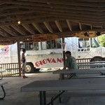 Giovanni's Shrimp Truck - シュリンプトラックとイートインスペース