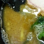 王道家 - 脂多め。鶏脂たっぷりでも醤油感しっかり。