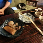 赤七屋 - 2015年10月：おでんを食べながらかき氷を待ちます。カラシ、みそ、ダシ粉に青のりを混ぜたものの3種類の薬味付き