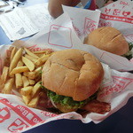 Teddy's Bigger Burgers - コンボセットとサンドイッチ単品