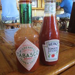 Seafood Bar and Grill - 店内（タバスコとケチャップ）
