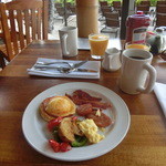 DUKE'S WAIKIKI - 飲み物は、スタッフにオーダー