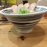 極麺 青二犀 - 丼は少しスリム