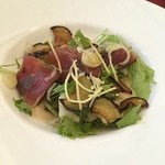 堺筋倶楽部 AMBROSIA - 一人ではなかなか行く度胸が無いので、３人いたこともありちょっとリッチに堺筋倶楽部へ。
      前菜のサラダです。まったかいアヒージョと悩みましたが、揚げナスとカルパッチョに惹かれてこちらに。
      山芋ドレッシングが美味しかったです(∩´͈ ᐜ `͈∩)･*♡