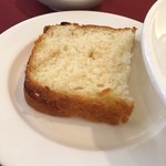 堺筋倶楽部 AMBROSIA - フォカッチャ。今まで食べてきた中で1番かどうかというくらい、美味しかったです♡
      フォカッチャって凄く大好き〜というわけでも無いのですが、これはかなりイケてました*\(^o^)/*
      お代わり出来るか分からず少しずつ食べましたが、出来るならお代わりしたかった(´Д` )