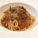 堺筋倶楽部 AMBROSIA - 鴨肉を使ったパスタだそうです。クセは全くなく、見た目少なそうでしたが、そこそこ深みがありました( ^ω^ )
      でも美味しくてもっと食べたかったです♡麺は少し平な太めの麺でした！