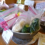 そば哲 - 手作りのお漬物も売っていました♪