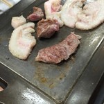 鉄板焼 豚肉ホルモン専門店 おっきん - 鉄板で焼く～