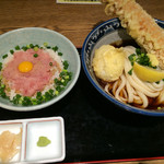 うどん酒場 釜たけ流うどん一寸一杯 - 2015/10/23 ちく玉天ランチ(950円)。 味は、うどん最高。 マグロ丼もとても美味しい！
                                今まで食べてたうどんがなんだったんだ！(=ﾟωﾟ)ﾉ
                                って位美味しかったです！