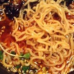 招来川菜館 - 燃湯麺の麺クローズアップ