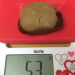 京都 くりや - 栗おはぎ 重さは大体55g
                                ※こちらは53g
                                手作りなのが伝わっていい
                                2015/10/23購入