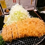 とんかつ いわい - 六白黒豚のロースかつ