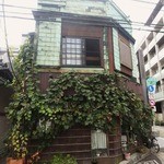 居残り 連 - この建物は江戸古典落語「居残り佐平次」の「鰻 荒井家」