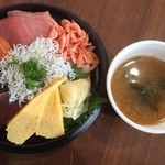 海鮮丼屋 - 駿河丼はあおさの味噌汁付き