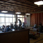 中華そば処 琴平荘 - ラーメンが提供される大広間　何かの撮影？