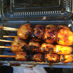 和泉屋 - １日１，０００本以上売れる日もある、みたらし団子