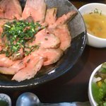 お肉の下にごはんがあります