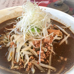 建安 - 黒胡麻担々麺（980円※税込）激辛とまでは言わないが、スパイスのブレンドが程よく効いた一品。干しエビの出汁もユニークで、この価格としてもマル♪