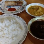 セイロン・イン - マトンカレーセットには、サラダ、デザートがついた。