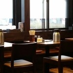 荒川らーめん魂 あしら - 店内！入り口付近のレイアウトが変わりましたねー！テーブル４人掛け×2つが2人用テーブル×1と4人掛け×2の3つで少し効率性upですね(^-^)