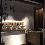 杏 - 2015/8月 ナッツやドライフルーツも壁にオシャレに飾られ販売。