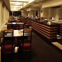 鉄板焼レストラン八景 - 夜の店内