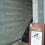 outdoor grill&cafe  STOVE - お店は２階なので ここから上へ。