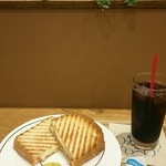 キャスロンカフェ - 無添加 ハム・チーズ・トマト  と  アイスコーヒー  のセットで 1210円