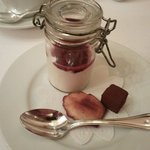 ル・ブルギニオン - 小菓子、ブルーベリー風味のババロア、マドレーヌ、生チョコレート