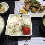 せいきん - 鳥の炭火焼定食＝８８０円
ご飯 味噌汁 小鉢 サラダ付