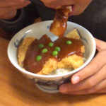 やまと - デミカツ丼。グリーンピースが可愛いっ