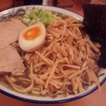 中華そば普通盛メンマ増し850円：濃いめ・油ぽく・身入り（が入ってない！）・ヒマケンチャン煮玉子ハーフ入り／27年10月